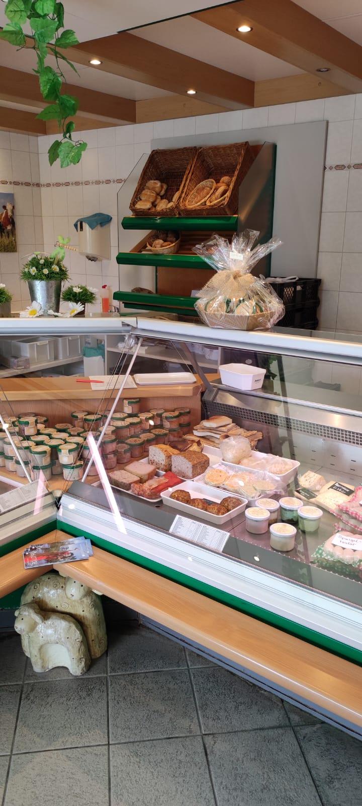 Bäckereiwaren auch in der Landfleischerei Bäckereiwaren auch in der Landfleischerei